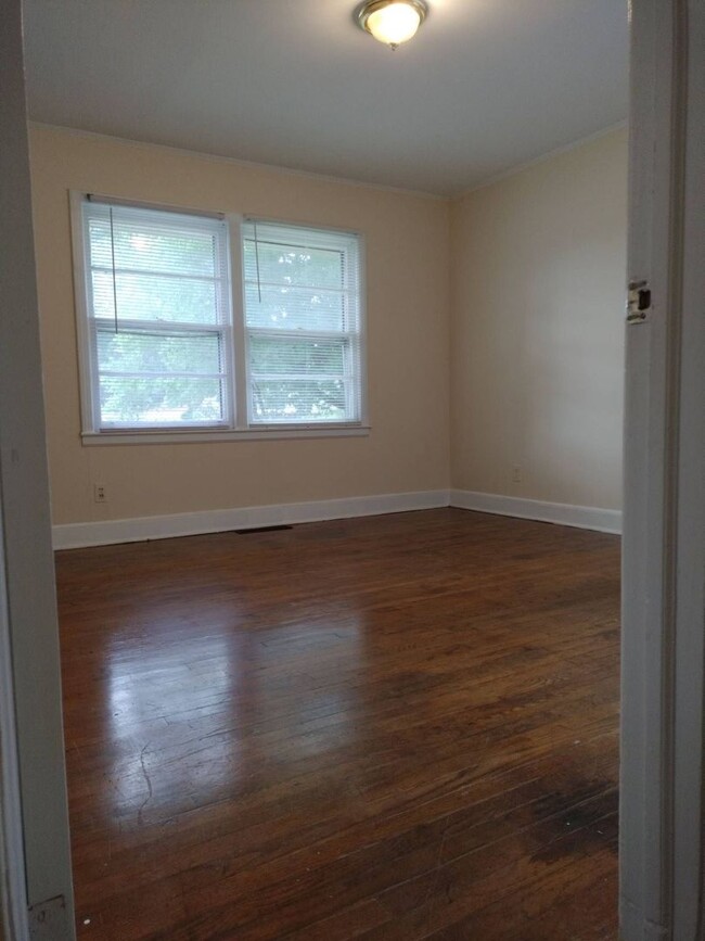 Building Photo - Are you looking for a spacious and 3 bedro...