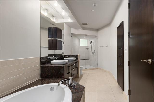 Building Photo - 2600 W 7th St