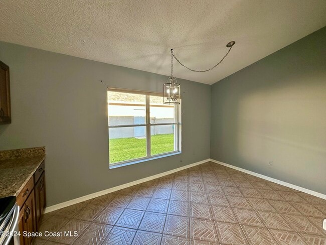 Building Photo - 2461 Stratford Pointe Dr