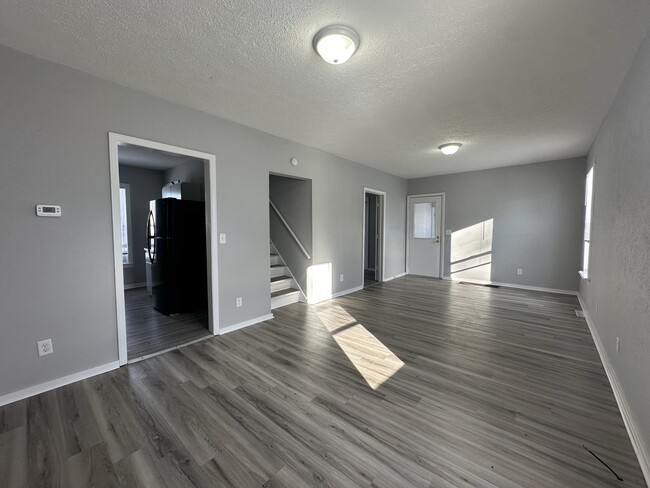 Building Photo - 911 S Laurel St