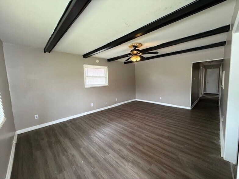 Building Photo - LARGE 4BR ONE LEVEL HOME WITH A GREAT FLOORPLAN.  TONS OF SPACE!