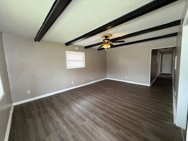 Building Photo - LARGE 4BR ONE LEVEL HOME WITH A GREAT FLOORPLAN.  TONS OF SPACE!