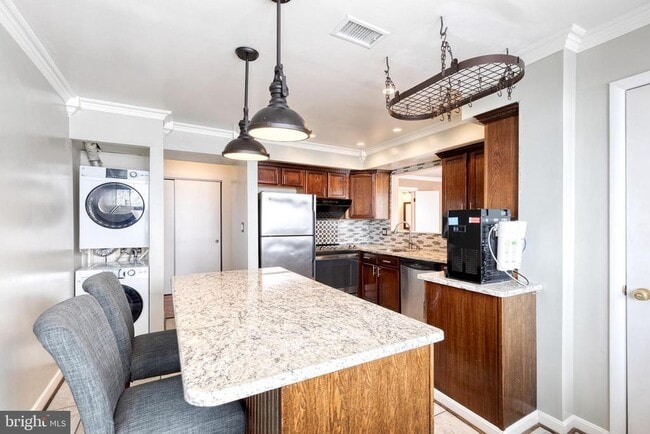 Building Photo - 8008 Valley Manor Rd