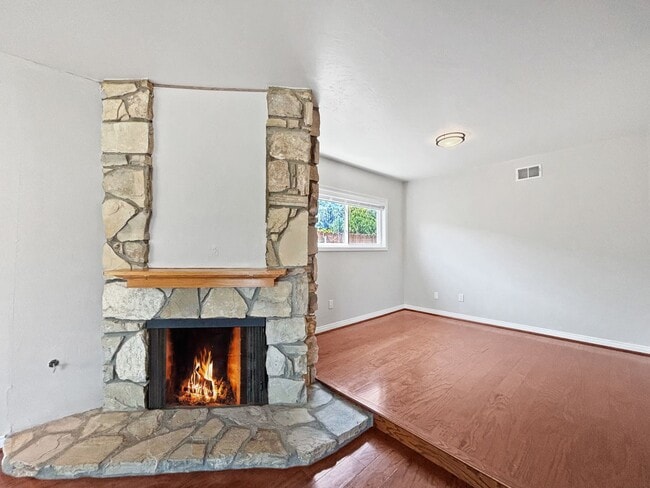 Building Photo - Spacious 3BD/2BA House in Allied Gardens W...