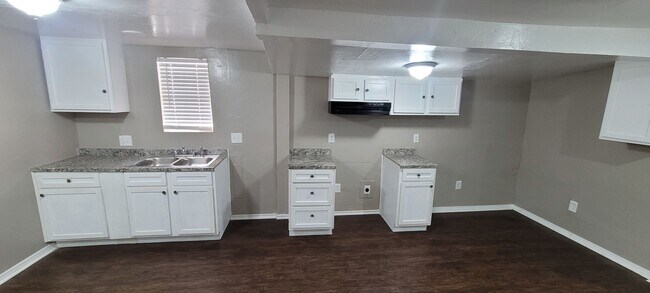 Building Photo - Cute 5 bedroom House