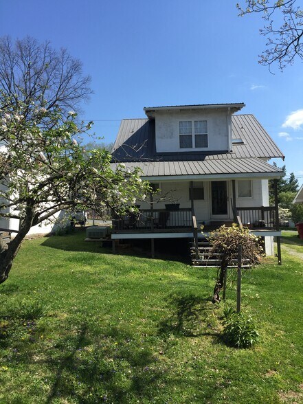 Building Photo - 923 E Hillcrest Dr