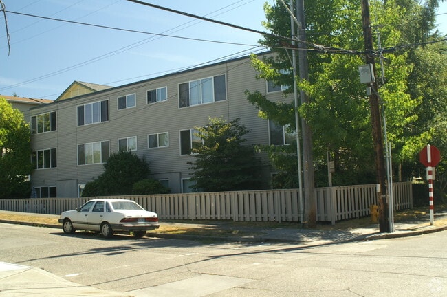 Building Photo - Sandpoint Manor