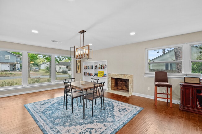 Building Photo - Spacious 4-Bedroom, 2.5-Bath Home E Duffy