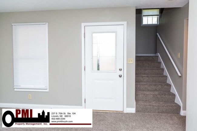 Building Photo - 3 Bedroom and 1.5 bathroom Duplex for rent