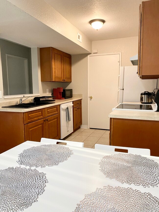 Building Photo - 211 Mission Laguna Ln