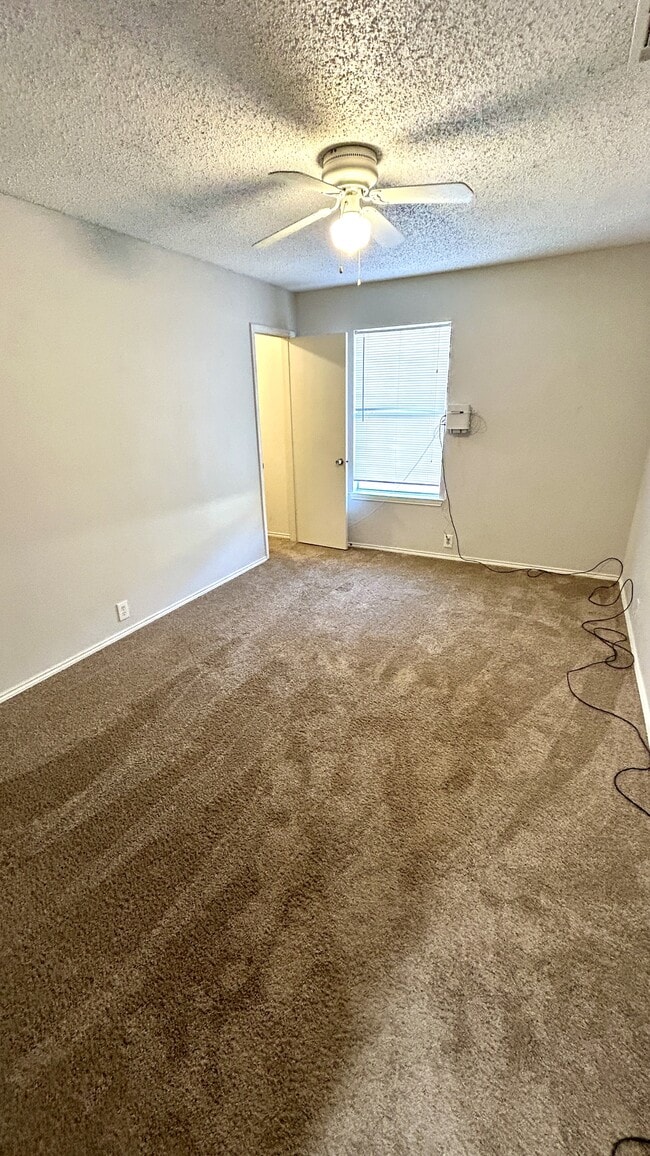 Building Photo - 111 Quail Run Dr