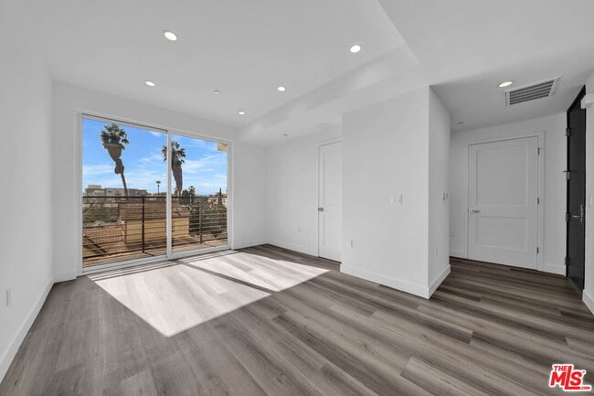 Primary Photo - 667 N Wilton Pl