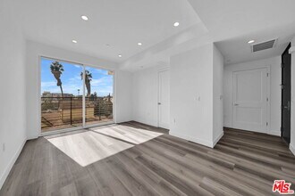 Building Photo - 667 N Wilton Pl