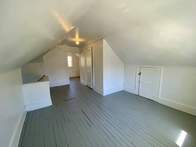 Building Photo - 987 Whittier Ave