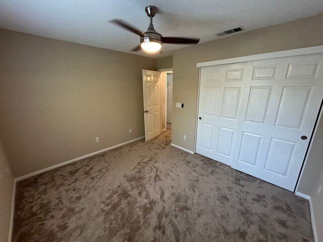 Building Photo - Beautiful Hidden Lake 3 Bed 3 Bath Home