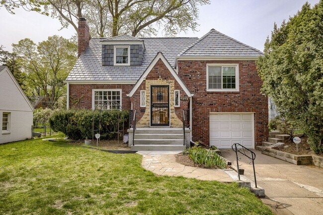 Primary Photo - Happy Hollow 3 Bedroom!!
