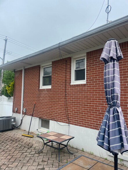 Building Photo - 622 Clawson St