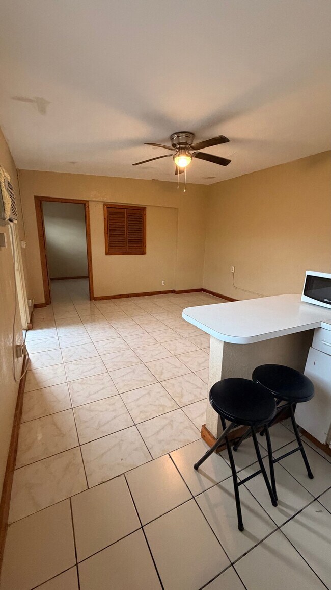 Building Photo - 1570 E Breezy Ln