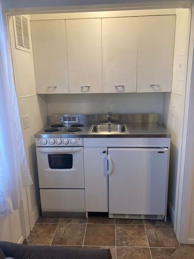Building Photo - Studio Walking Distance to the University of Utah!
