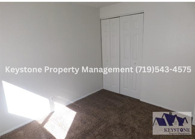 Building Photo - Belmont 4-plex Downstairs Apartment with 2...