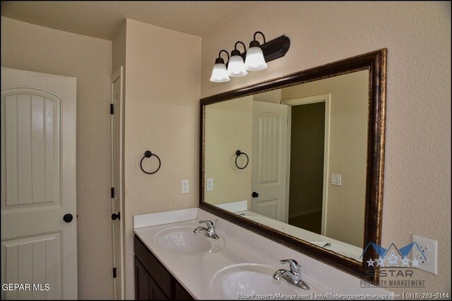 Building Photo - 14920 Tim Hardaway