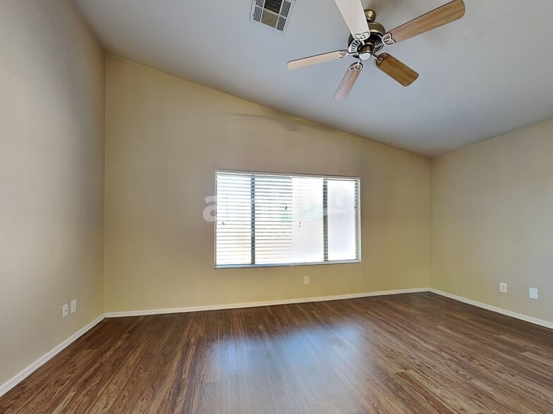 Building Photo - 8912 W La Reata Ave
