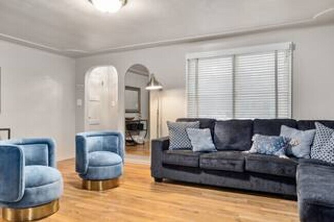 Building Photo - Elm Street Duplex