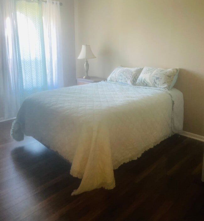 Building Photo - Move- In Ready