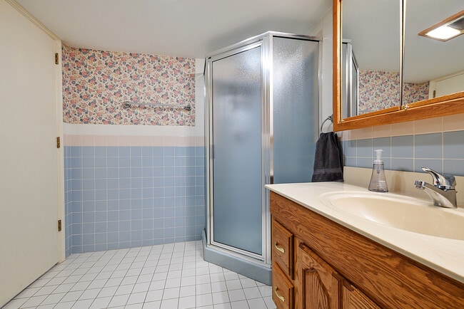 Building Photo - 5622 N Kenneth Ave