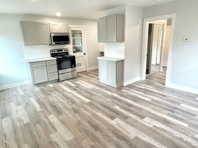 Building Photo - Powellhurst-Gilbert Remodeled Bungalow, Fenced Yard, Off-Street Parking, In-Unit Laundry