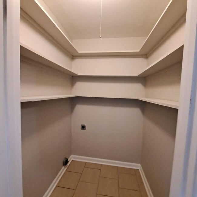 Building Photo - 264 E Holmes Rd