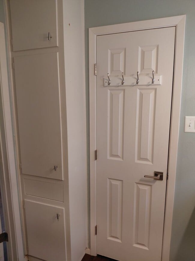 Building Photo - Adorable 3/2 with Garage Parking + Large backyard and gazebo!!