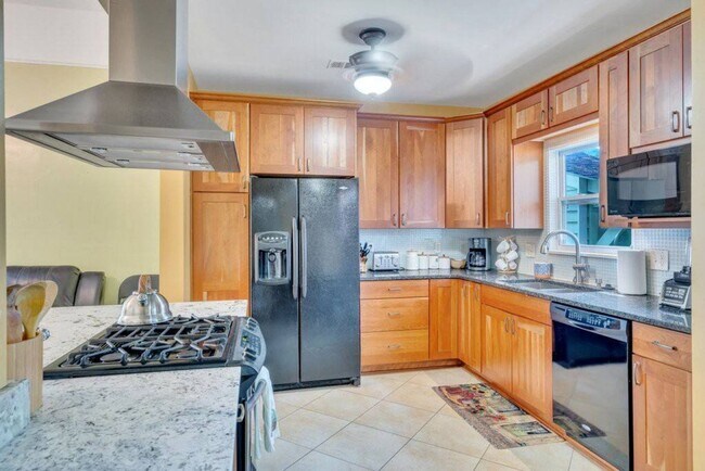 Building Photo - Gorgeous 3BD/2BA Home w/ Off Street Parking, Laundry Room, and Only 1 Block Off St Charles Ave.