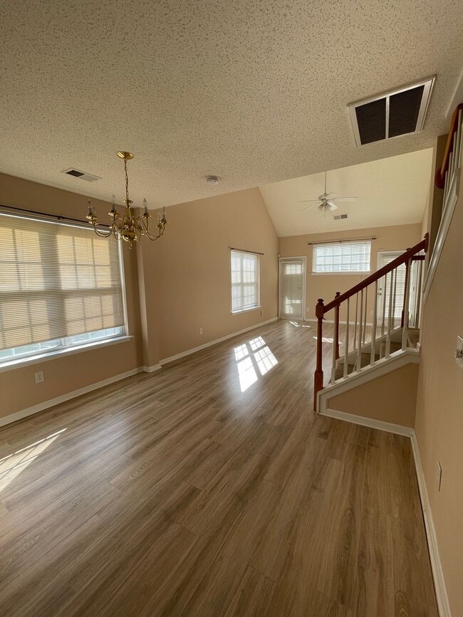Building Photo - Townhouse with Owner's Suite on main level...