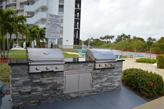 Building Photo - 3401 N Country Club Dr