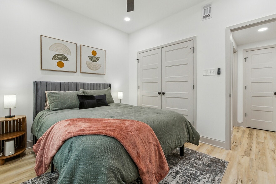 See how queen bed fits in guest room - 3923 Clematis St