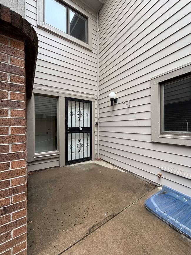 Building Photo - Large 3 bedroom, 2.5 bath townhome with 2-car garage!