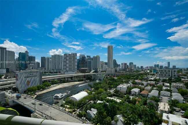 Building Photo - 10 SW South River Dr