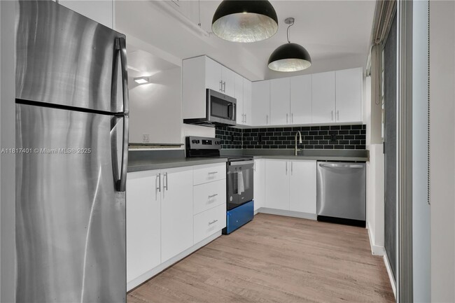 Building Photo - 4332 Collins Ave
