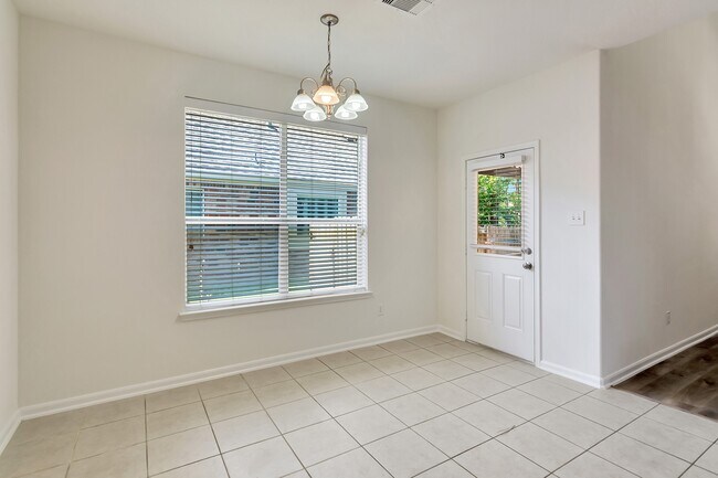 Building Photo - 22 N Queenscliff Cir