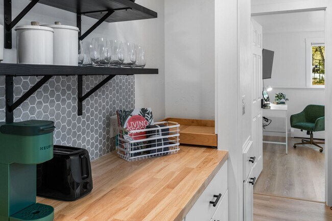 Building Photo - Stylish & Turnkey Furnished 2-BR Daylight Basement Apartment – Utilities + Wi-Fi Included