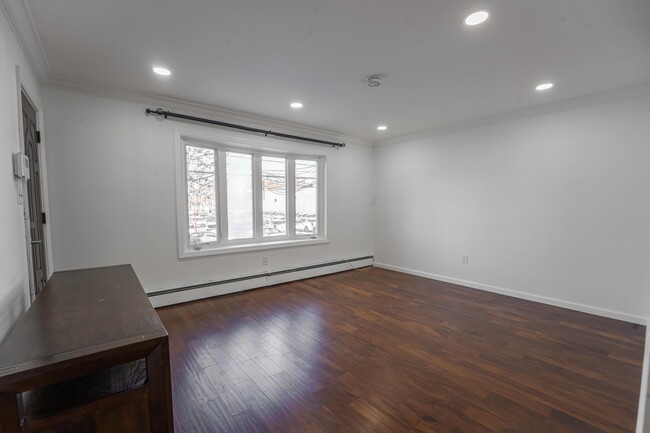 Building Photo - 157 Roosevelt Ave
