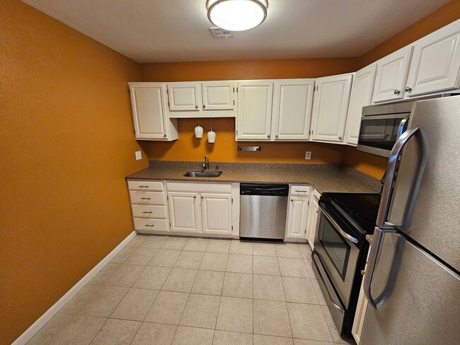 Building Photo - FOX HILL!!! Beautiful Two Bedroom Condo available now for immediate move in!!!