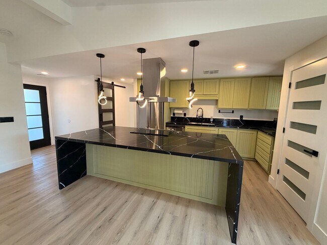 Building Photo - Updated 3 Bed / 2Bath Northeast Phoenix Home Ready for Immediate Move In w/ NO Carpet!