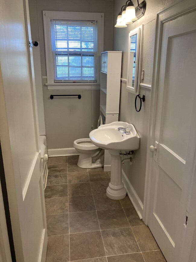 Building Photo - Quaint Two Bedroom Available NOW