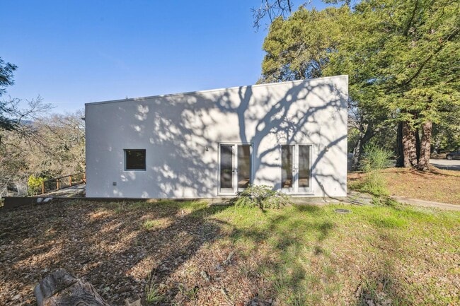 Building Photo - Charming 4BR Home Available in Private Portola Valley Cul de Sac