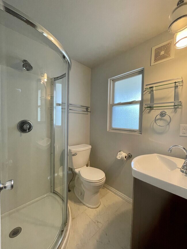 Building Photo - 325 W Center St