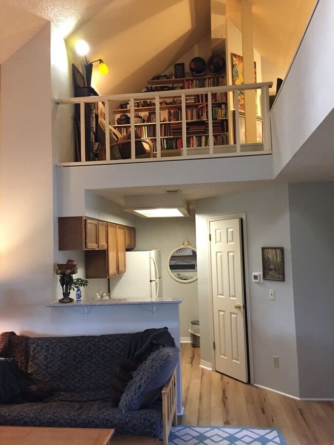 Building Photo - Top Floor FURNISHED 1 Bed/Office/Loft in P...