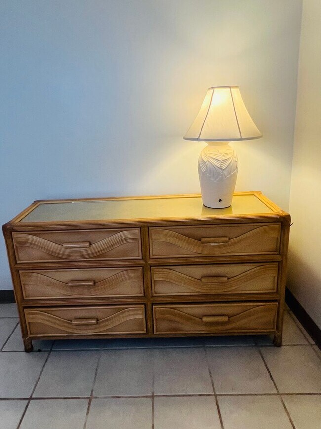 Building Photo - Charming & Breezy 1-Bedroom 1-Bath Hawaiiana Retreat