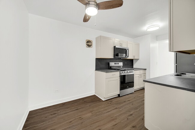 Building Photo - 2654 W 12th Pl